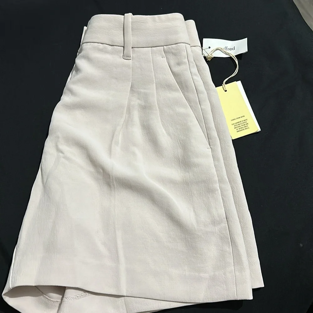 Aritzia mid thigh 5” short - Picture 8 of 9